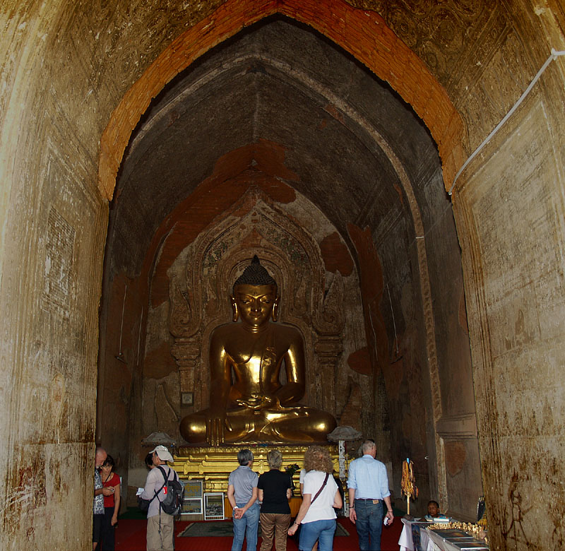 黄金の釈迦座像