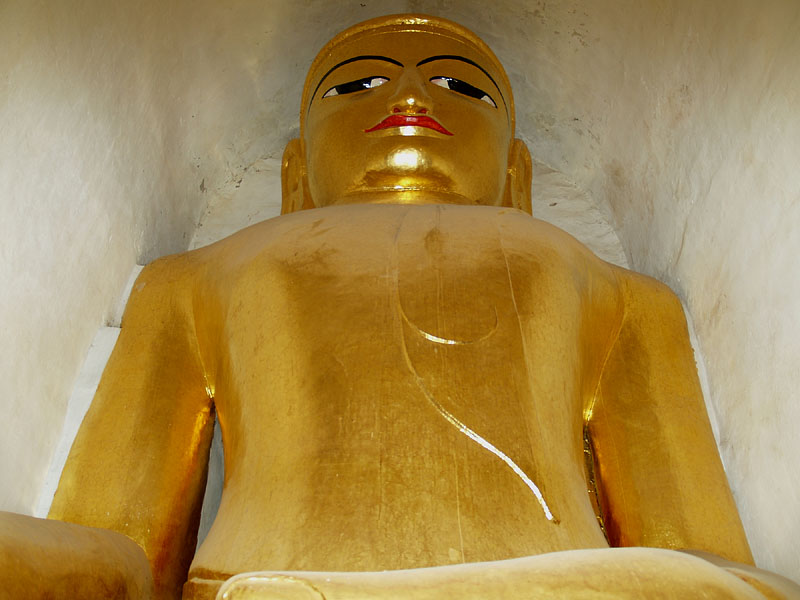 黄金の釈迦座像（16m）