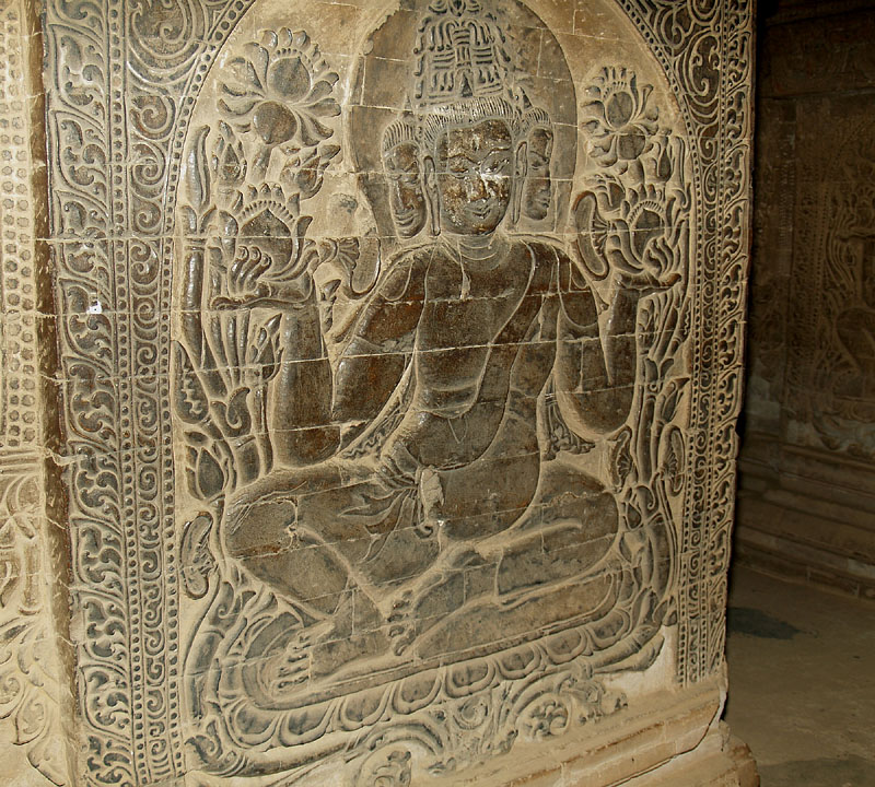 ３つの頭を持つブラフマーの彫像/ナンパヤ寺院