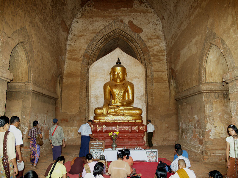 仏像に参拝する信者たち