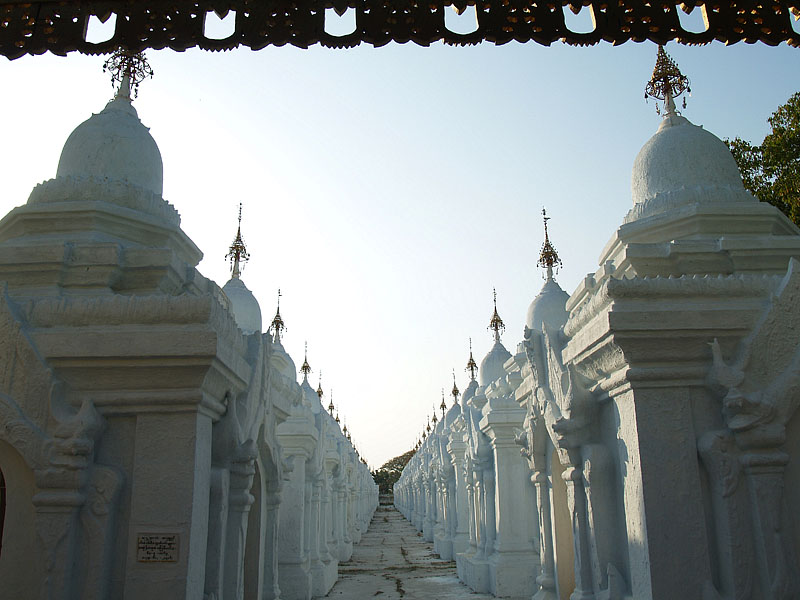 白い仏塔を模した729の経堂が並ぶクドードォ・パヤー/マンダレー
