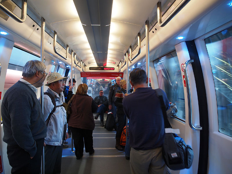 スイス最大のチューリッヒ空港で乗継ぎ/シャトル電車  2012.04.13 16:34