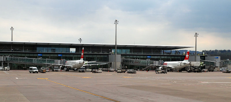 スイス最大のチューリッヒ空港で乗継ぎ  2012.04.13 16:50