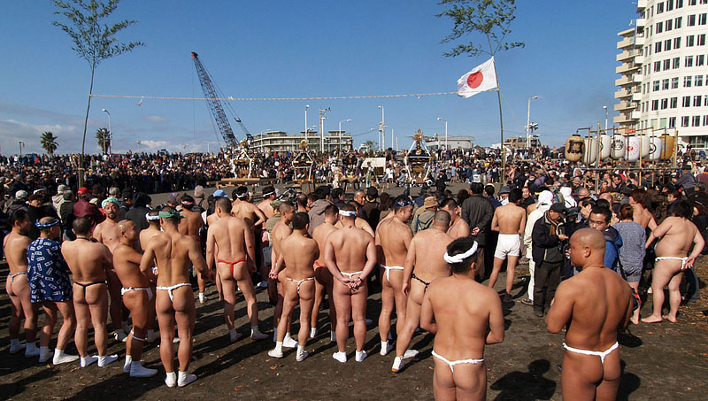 式典の終了を待つ裸たち
