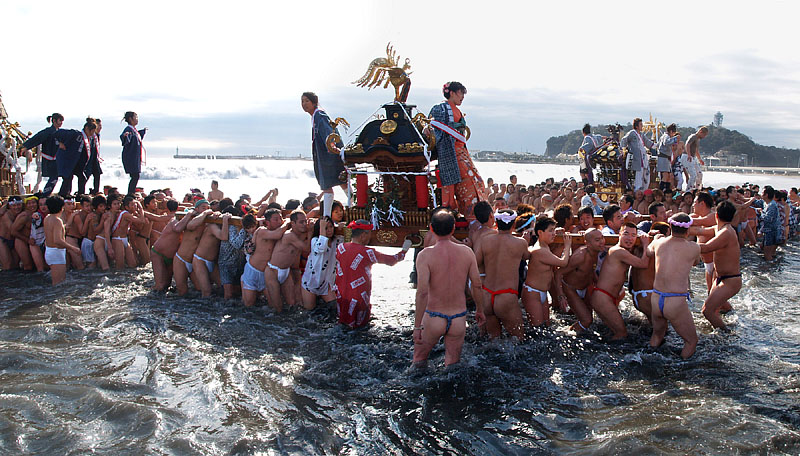江ノ島をバックに海に繰り出した４基の神輿