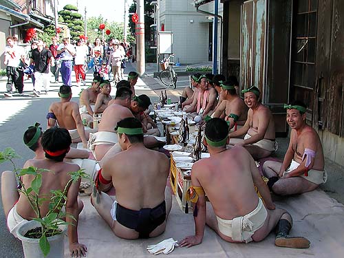 道路で裸の昼食会