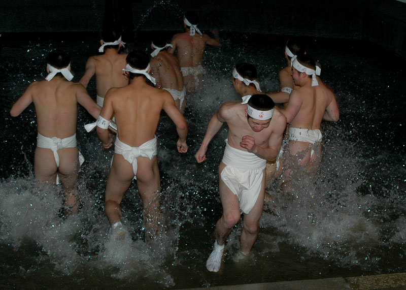 西大寺高校生の垢離取り / 撮影：2005年２月19日