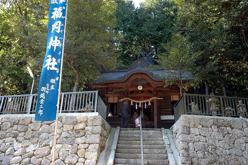 福岡神社拝殿と奥の本殿