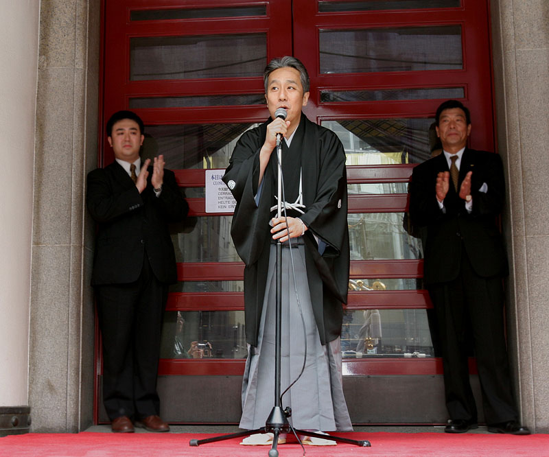 歌舞伎座の玄関で襲名披露の挨拶をする中村勘三郎さん