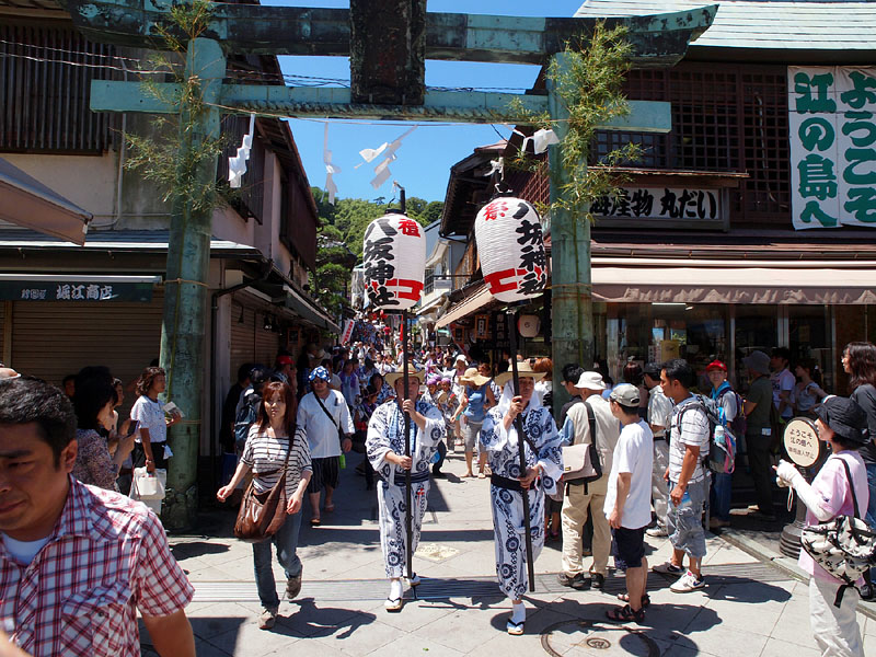 江島神社参道入口の鳥居を通過する神輿行列の先頭　2011.7.10 10:33