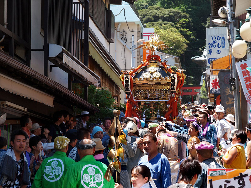 狭い参道を下る八坂神社の神輿