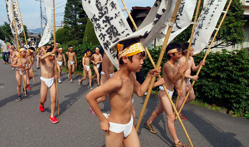 津島神社（津島牛頭天王社）へ向かう裸集団