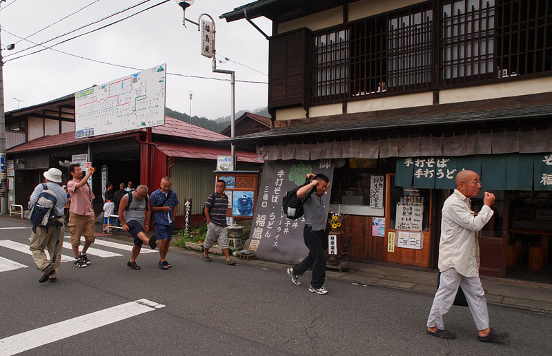 バスを諦めて徒歩で熊野神社に向かう　09:21