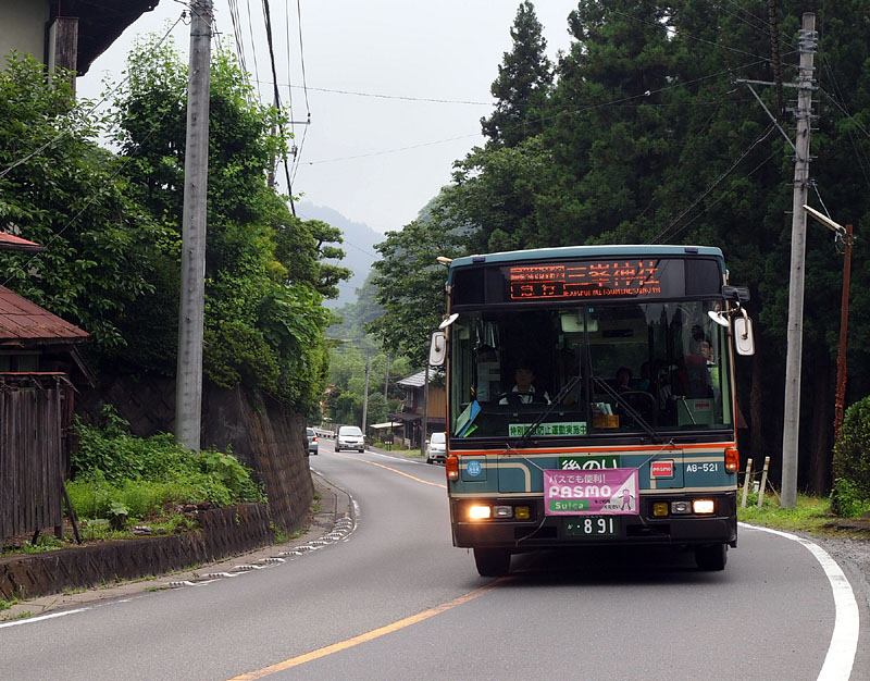 熊野神社参道に着いた頃やってきた路線バス　09:31