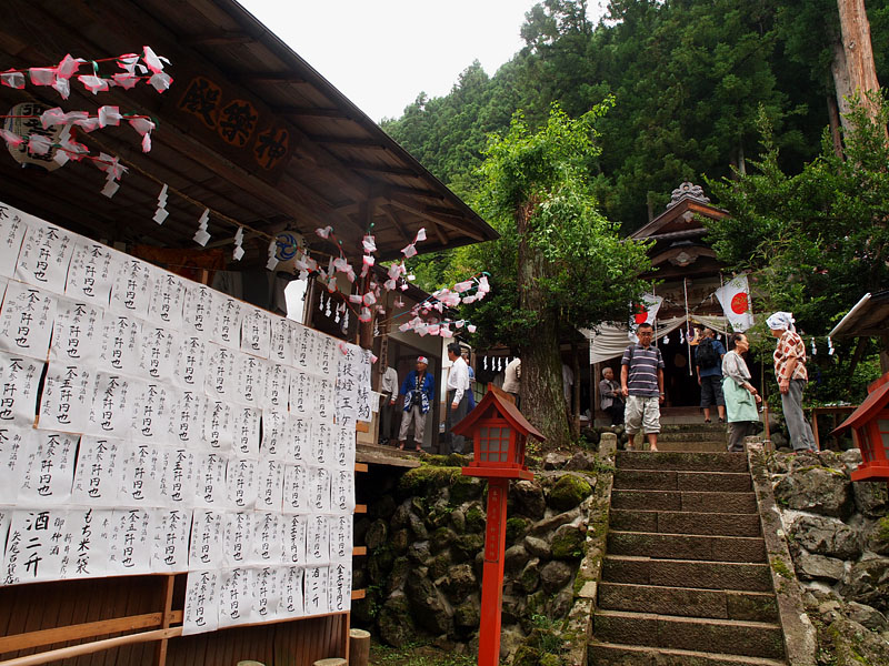 すっかり祭の準備が整った熊野神社境内　09:42