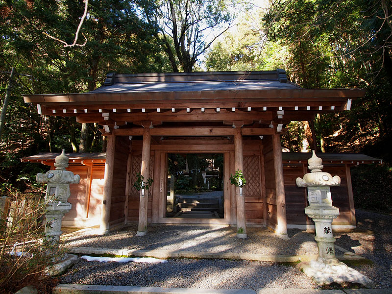 八幡社の立派な神社門