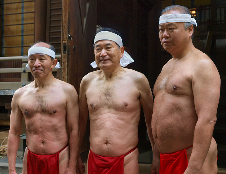 還暦記念赤褌水浴を果たした３人（左から三木芳樹さん・筆者・平野五雄さん） 2008.01.13