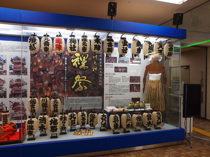 磐田市役所一階ロビーに見付天神裸祭の展示