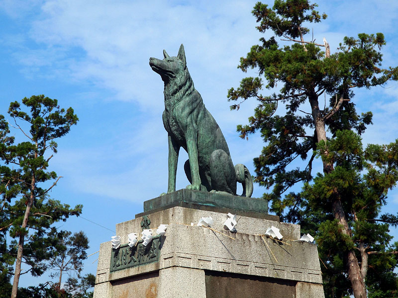 伝説の悉平太郎の銅像