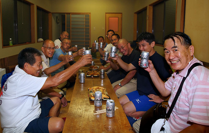 最大の東中区梯団を率いる片山梯団長を囲んで和田グループ全員の乾杯！/宿町老人憩の家　01:10