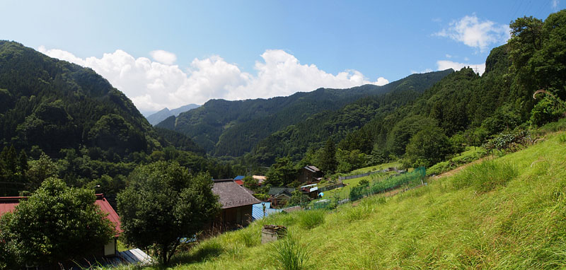 夏雲と緑が美しい山村「猪鼻区」 / 熊野神社社務所