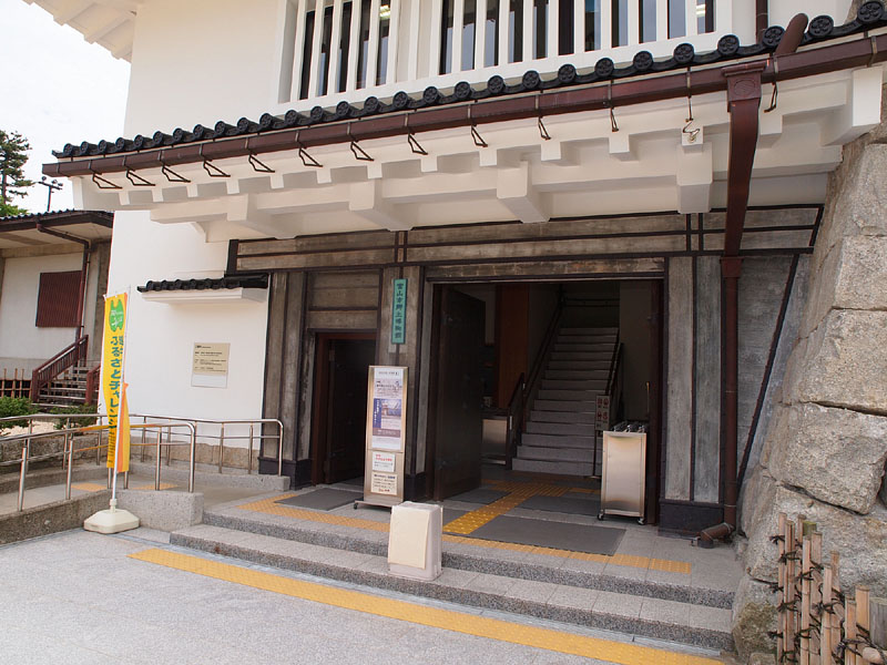 富山城天守閣（富山市郷土博物館）入口