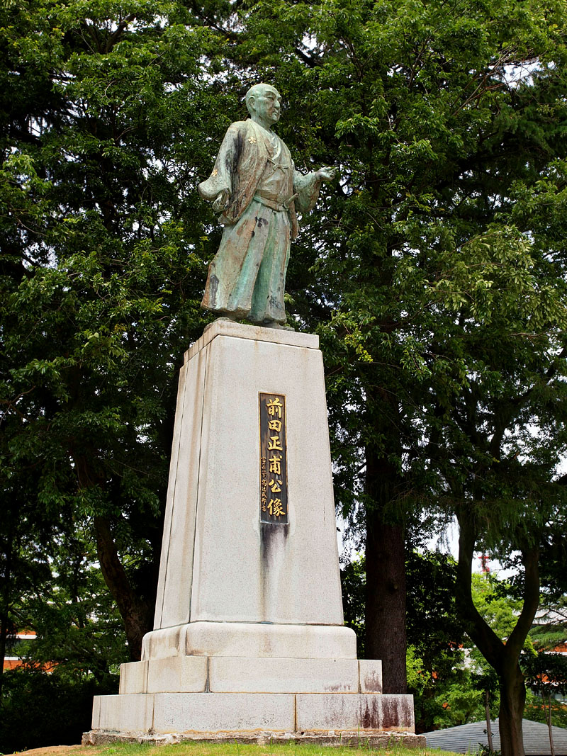 富山売薬を繁盛させた富山藩二代目藩主の銅像
