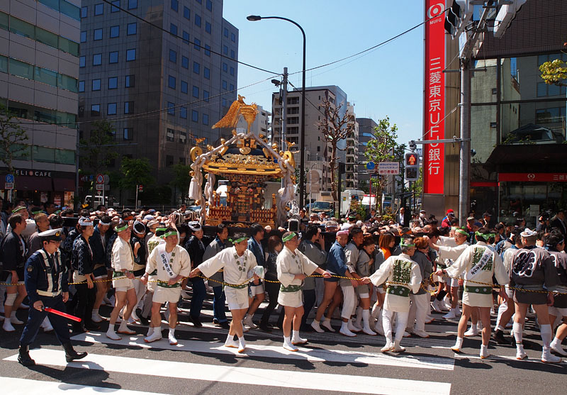 三菱東京ＵＦＪ銀行前を西進する神輿　09:32