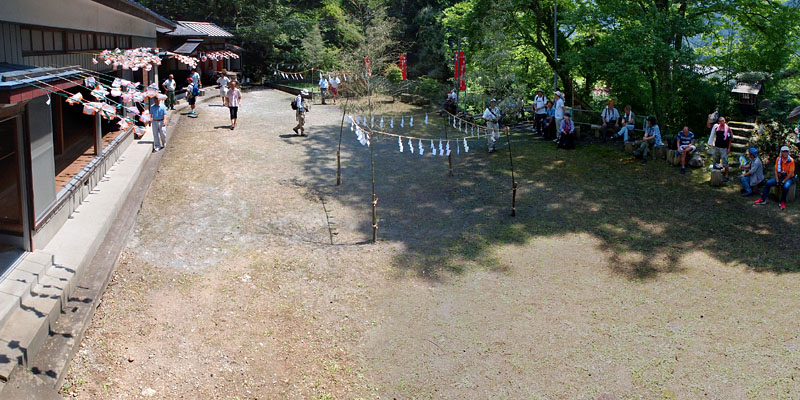 「甘酒こぼし」が行われる広い境内 / 熊野神社