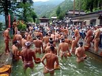 正味18分の短い裸祭を終える /熊野神社（埼玉県秩父市荒川白久）
