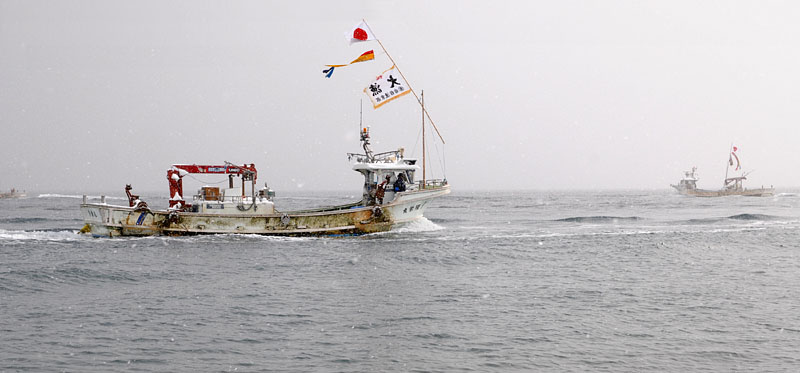 みそぎ浜 【４】　〜大漁旗を掲げた漁船〜　11:26