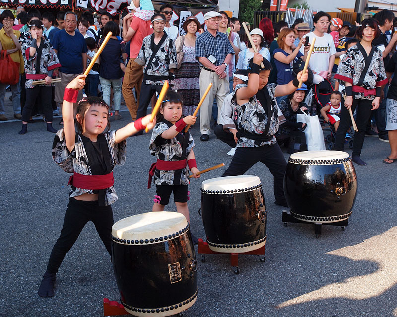富山市立呉羽小学校の児童による源平太鼓の演奏