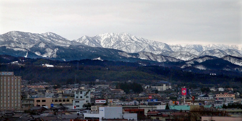 雪嶺の立山連峰/魚津駅前の高層ホテルからの眺望
