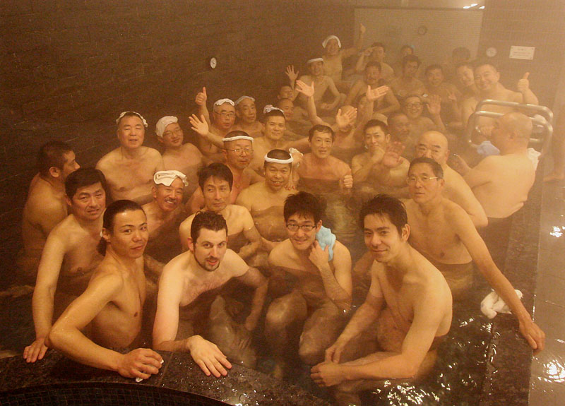 湊湯で暖を取る参加者たち　2015.1.11 11:52