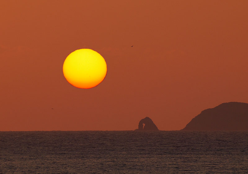 太陽と相島（あいのしま）めがね岩のランデブー