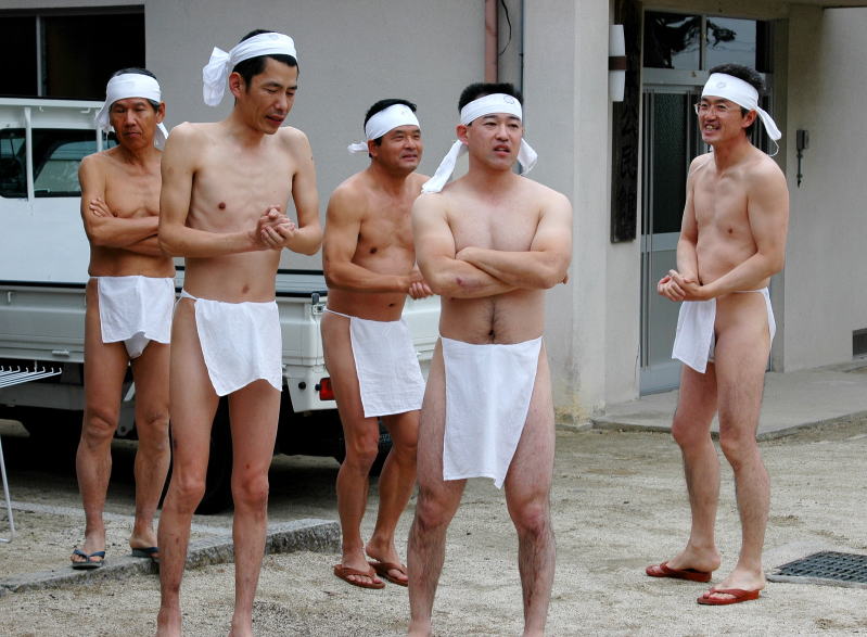 褌一丁で社務所の前に集まる