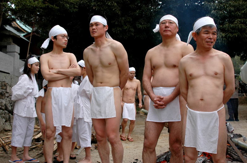 焚き火にあたり暖を取る人たち