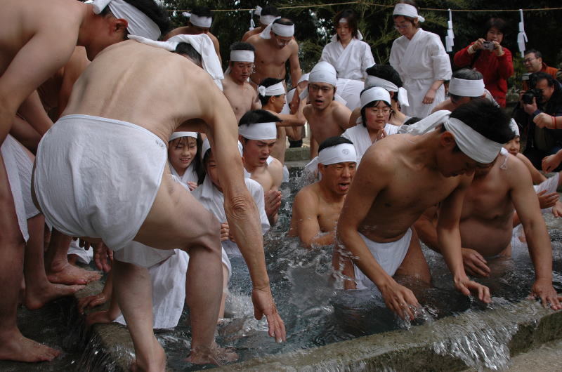 一気に水槽に飛び込む行者たち