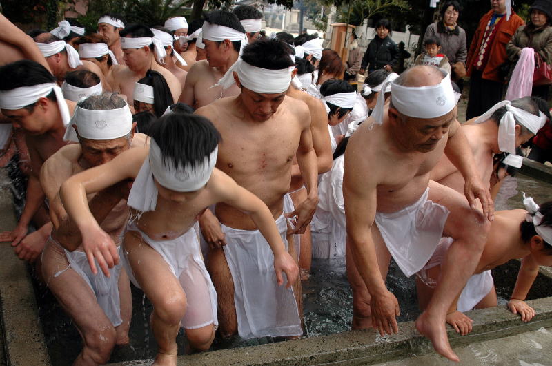 禊を終えて水槽から上がる