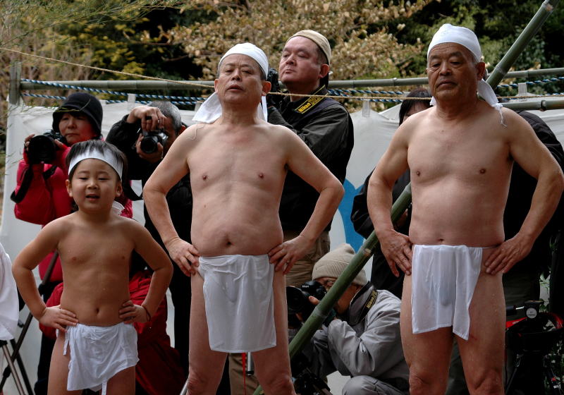 佐伯宮司(右端)も雄健の姿勢をとる