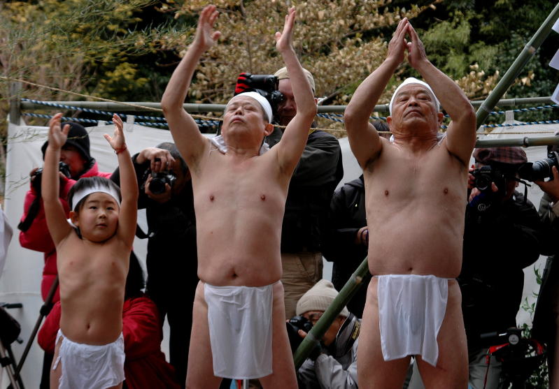 大きく腹式呼吸をする気吹の行