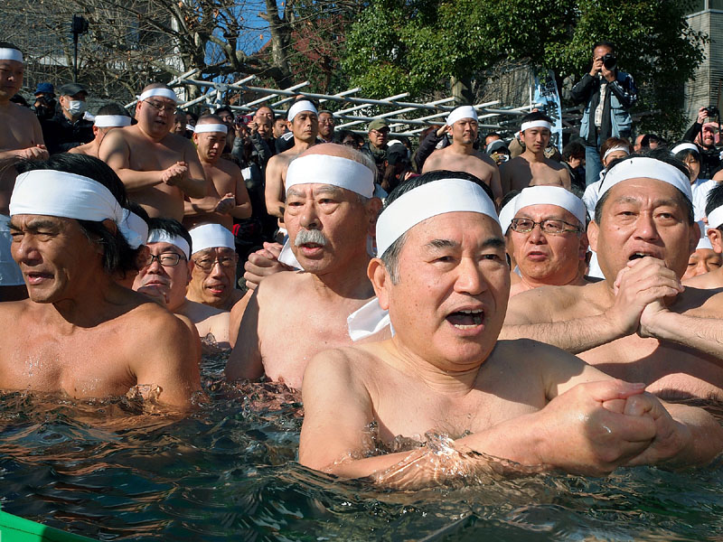 和田グループの寒中水浴
