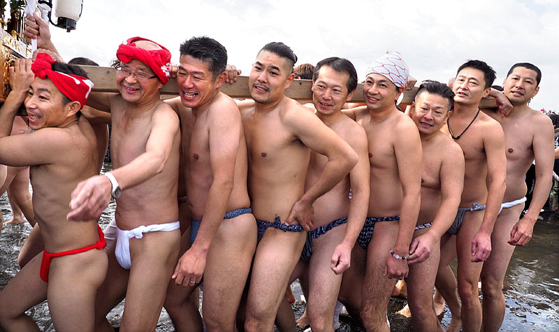 裸褌神輿を楽しむ諏訪睦/江ノ島片瀬海岸東浜（ 神奈川県藤沢市）