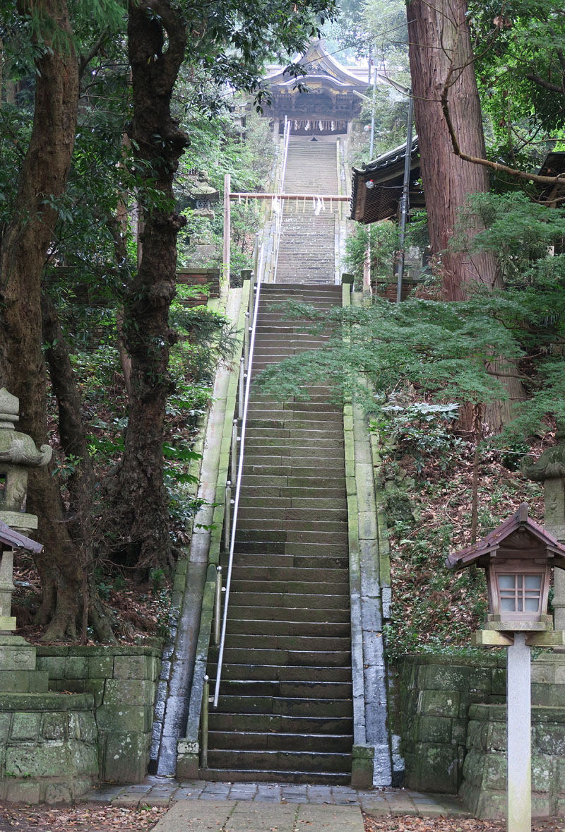 下総佐原諏訪神社の急峻な128段の石段