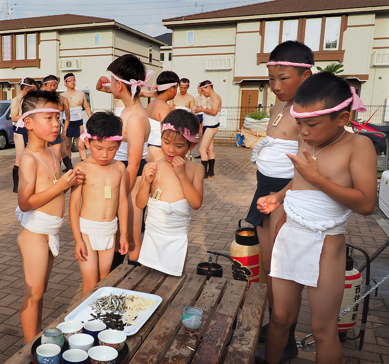 スルメ・鰯・昆布のおつまみを食べる子供たち