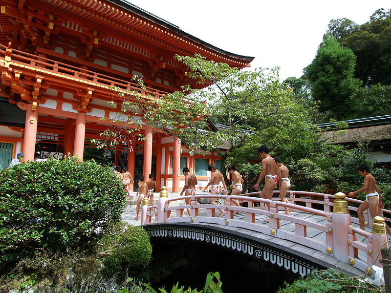 上賀茂神社本殿の重陽神事に向かう相撲童子たち