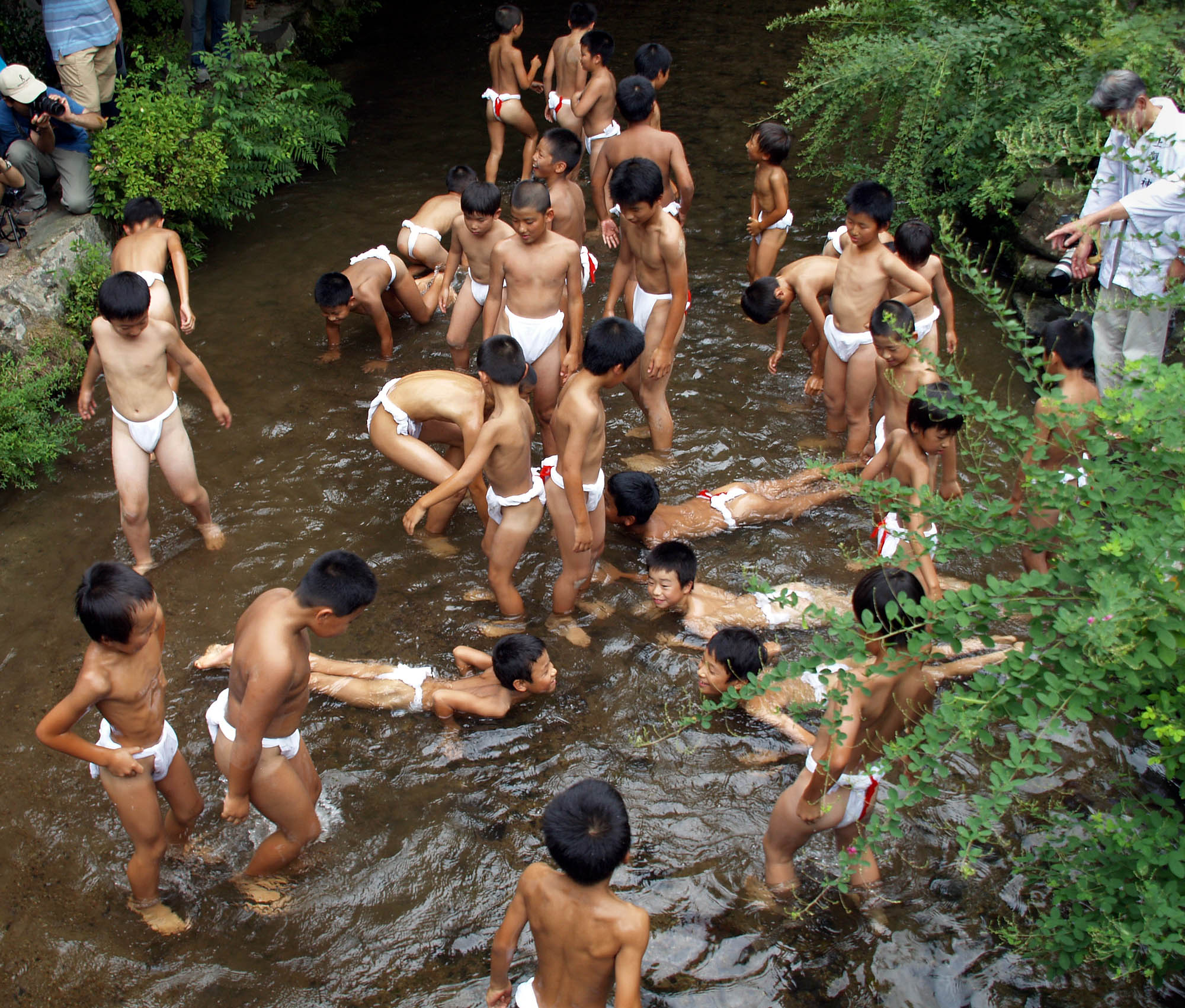 全裸 川遊び