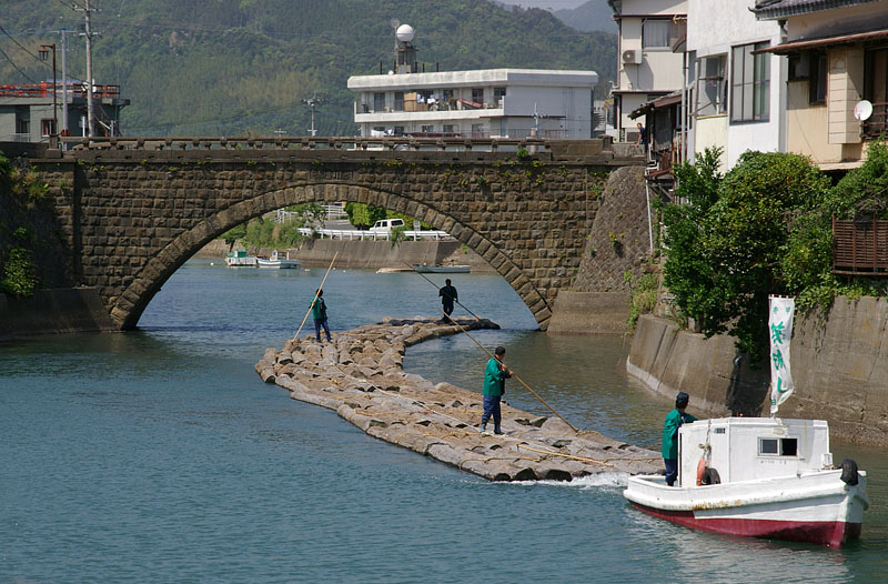 石橋を通過する弁甲筏流し