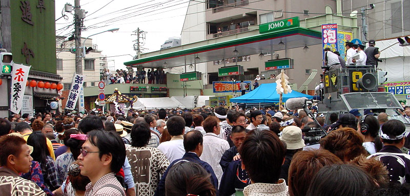 機動隊が出動した2005年の本社神輿渡御