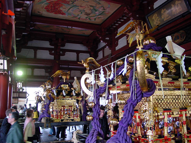 観音堂外陣に並ぶ三柱の本社神輿